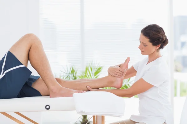 Physiotherapist doing leg massage — Stock Photo, Image