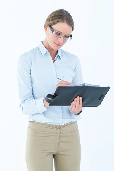 Empresaria escribiendo en su diario — Foto de Stock