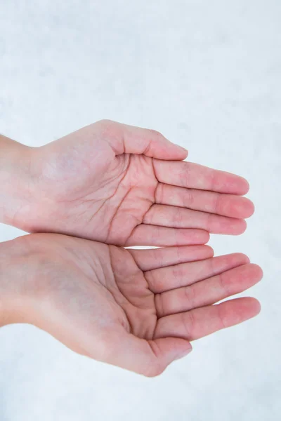 Vrouw toont haar handen — Stockfoto