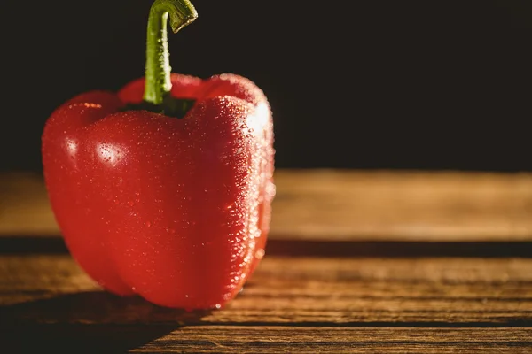 Red pepper on chopping board — Stock Photo, Image