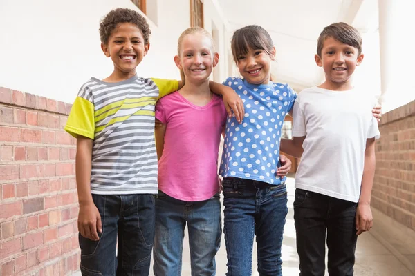 Felices amigos sonriendo a la cámara — Foto de Stock