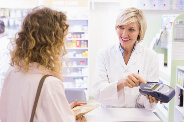 Farmacêutico usando a máquina do cartão — Fotografia de Stock