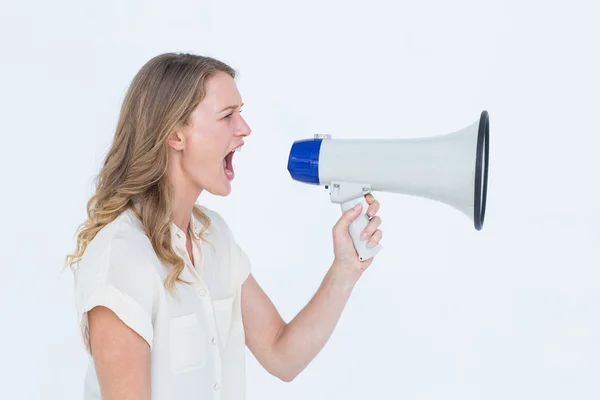 Mulher gritando através de um alto-falante — Fotografia de Stock