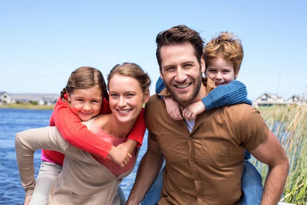 Mutlu aileler çocukları ile birlikte — Stok fotoğraf