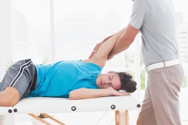 Doctor examinando su brazo paciente — Foto de Stock