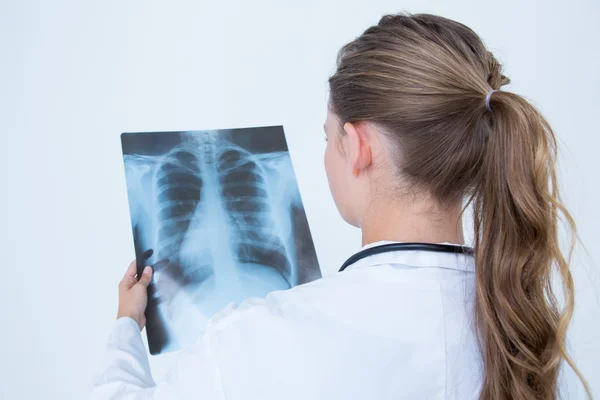 Médico de enfoque mirando los rayos X — Foto de Stock