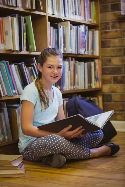 Meisje lezen op verdieping van de bibliotheek — Stockfoto
