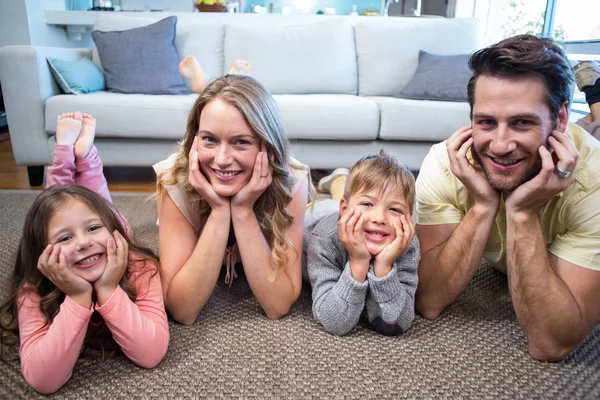 Kameraya gülümseyen mutlu bir aile — Stok fotoğraf