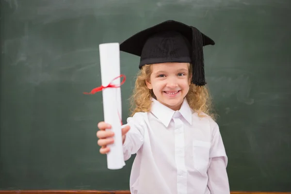 Aluno com chapéu de formatura e segurando seu diploma — Fotografia de Stock