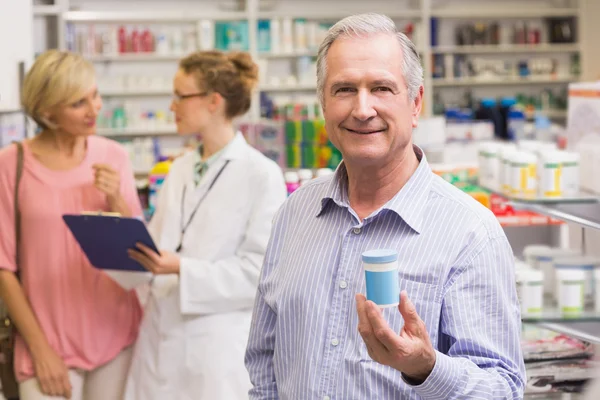 Cliente mostrando frasco de medicina — Fotografia de Stock
