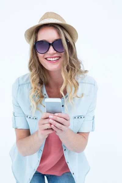 Frau schreibt SMS mit ihrem Smartphone — Stockfoto