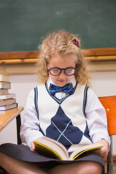 Rubia alumna leyendo un libro — Foto de Stock