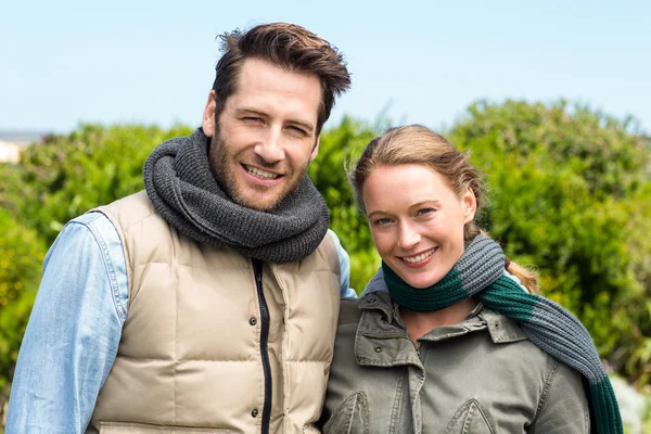 Feliz pareja sonriendo a la cámara — Foto de Stock