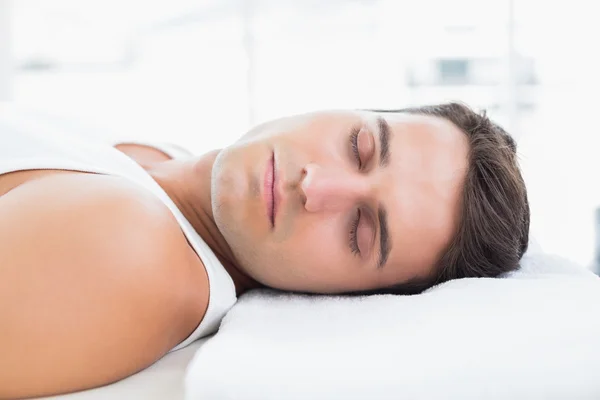 Homem relaxante na mesa de massagem — Fotografia de Stock