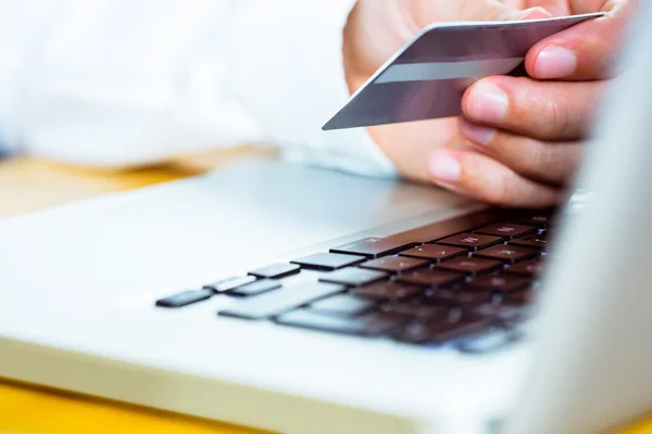 Man met laptop voor online winkelen — Stockfoto