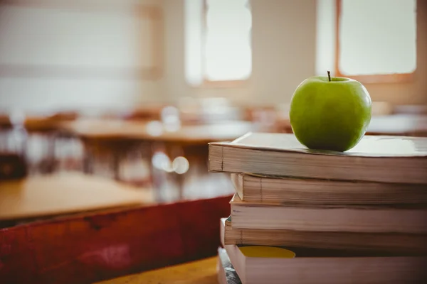 Manzana en la pila de libros —  Fotos de Stock