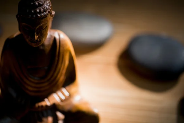 Buddha-Statue aus Holz auf dem Tisch — Stockfoto