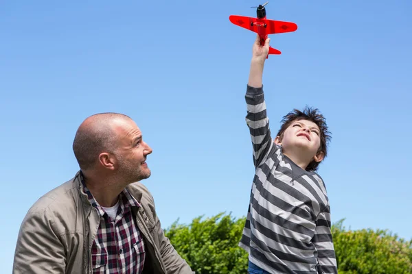 Niño jugando con un avión de juguete —  Fotos de Stock
