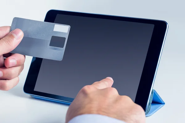 Man using tablet for online shopping — Stock Photo, Image