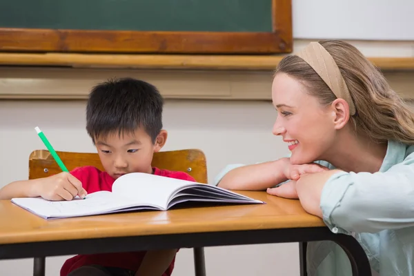 教师帮助学生在教室里 — 图库照片