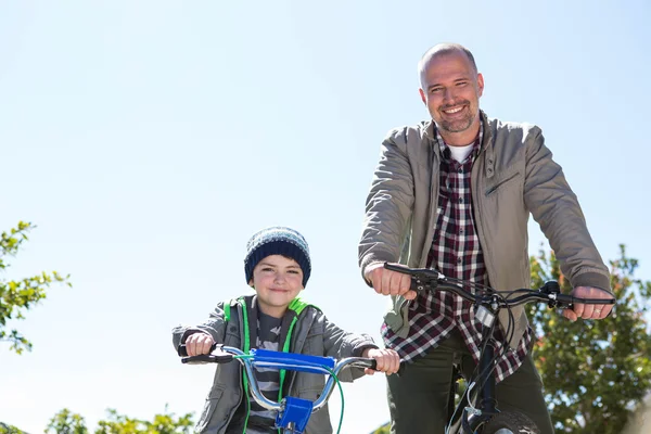 Szczęśliwy ojciec na rowerze z synem — Zdjęcie stockowe
