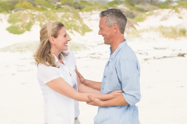 Casal feliz sorrindo um para o outro — Fotografia de Stock