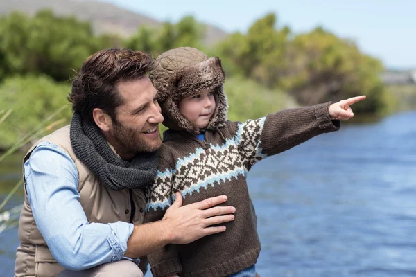 Happy casual father and son at a lake — Stock Photo, Image