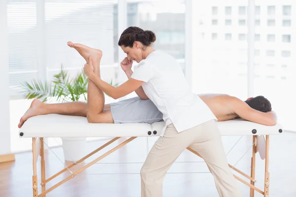 Fisioterapeuta fazendo massagem nas pernas — Fotografia de Stock