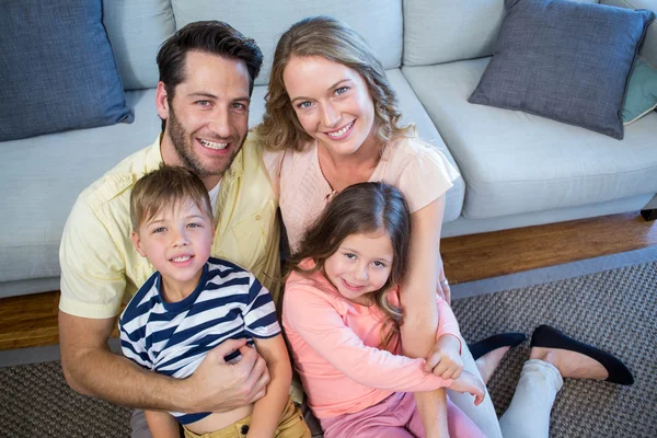 Šťastná rodina na gauči — Stock fotografie