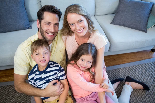 Familia feliz en el sofá — Foto de Stock