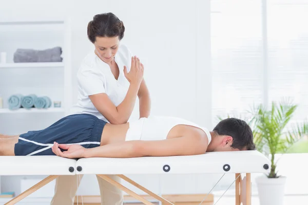 Sjukgymnast gör ryggmassage — Stockfoto