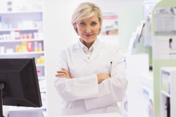 Farmacéutico sonriendo a la cámara — Foto de Stock