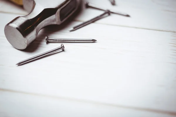 Hammer und Nägel auf Tisch gelegt — Stockfoto