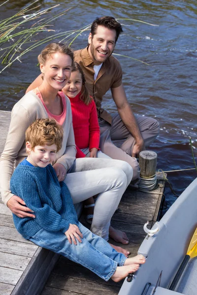 Família feliz em um lago — Fotografia de Stock