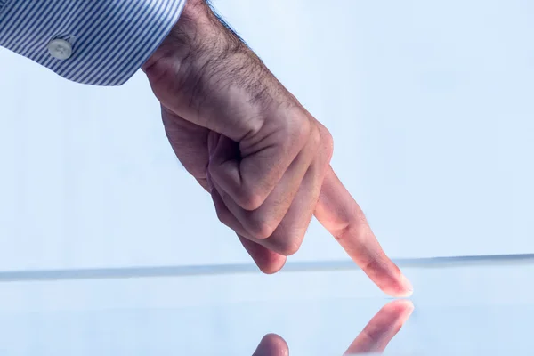 Man wijzen op reflecterend oppervlak — Stockfoto