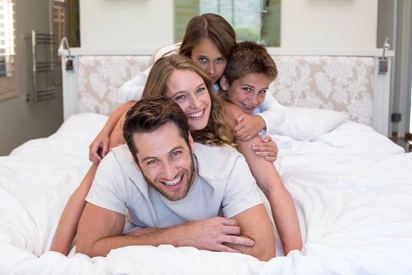 Šťastná rodina na postel — Stock fotografie