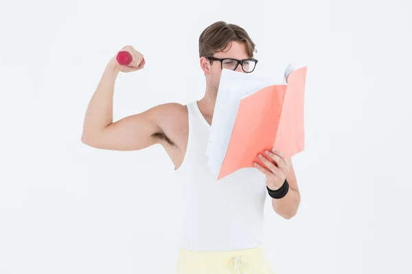 Geeky hipster levantando pesas —  Fotos de Stock