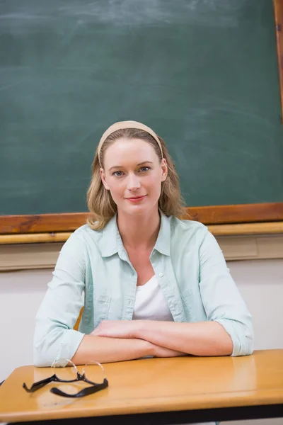 Lärare ser på kameran med armarna korsade — Stockfoto