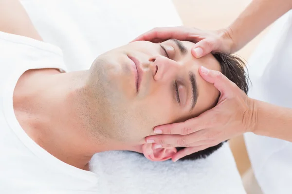 Homme recevant un massage de la tête — Photo