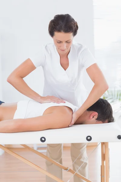Physiotherapeut macht Rückenmassage — Stockfoto