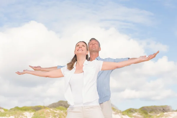 Couple heureux avec les bras tendus — Photo