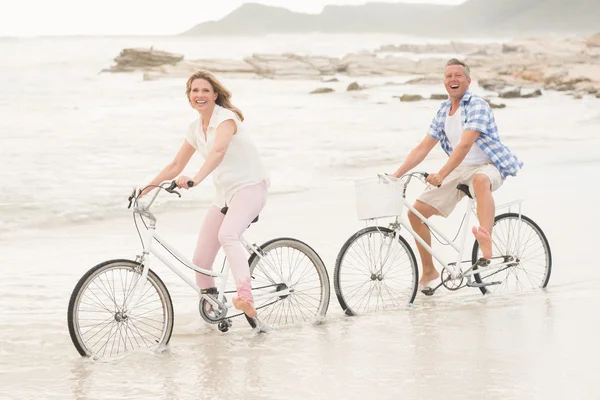 Casual couple on a bike ride — Stock Photo, Image