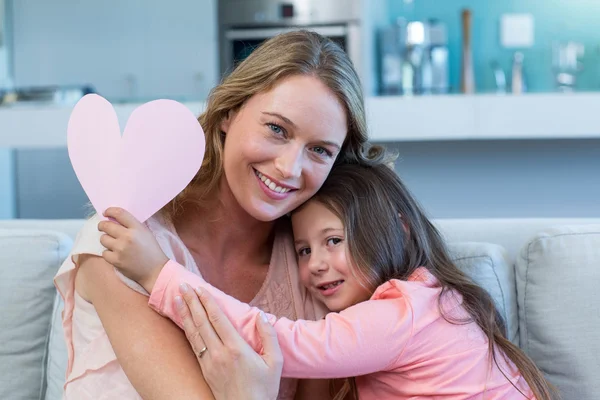 Mãe e filha felizes no sofá — Fotografia de Stock