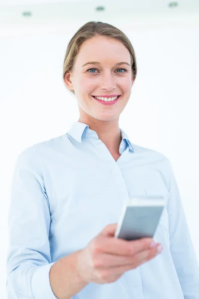 Geschäftsfrau benutzt ihr Handy — Stockfoto