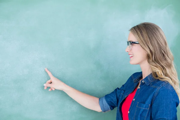 Geeky öğretmen tahtaya işaret — Stok fotoğraf