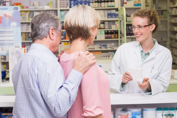 Farmacéutico explicando algo a un cliente — Foto de Stock
