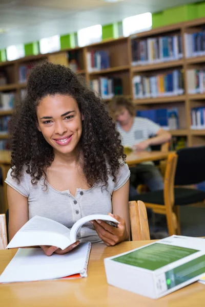Student studeert in de bibliotheek — Stockfoto