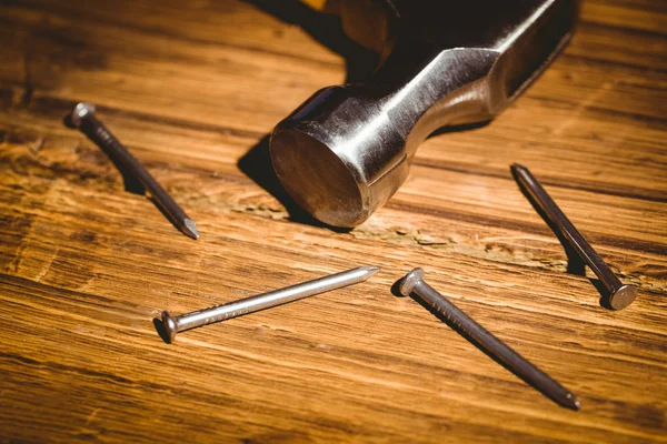 Martillo y clavos dispuestos en la mesa —  Fotos de Stock