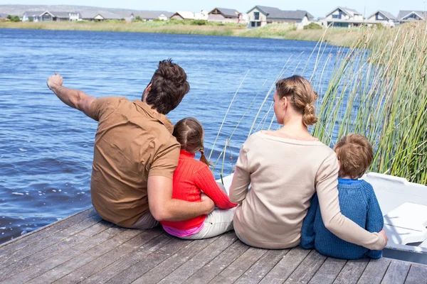 Famiglia felice in un lago — Foto Stock