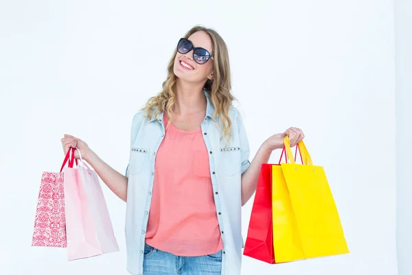 Frau hält Einkaufstüten in der Hand — Stockfoto